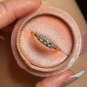 18k graduated diamond band